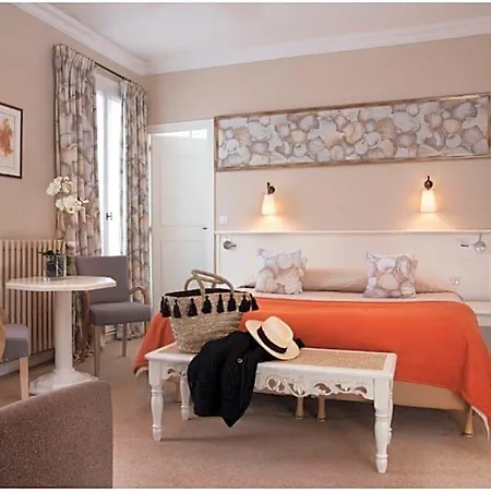 Le Hotel